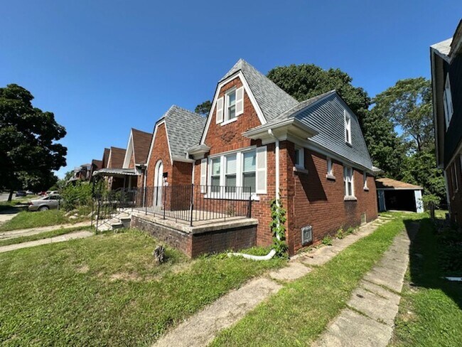Building Photo - 4 Bedroom 2 Bath Brick Tudor For Lease