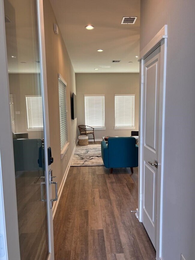 Foto del edificio - 414 Stonework Sage Ln