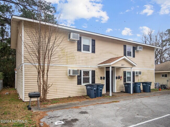 Building Photo - 307 Richlands Ave