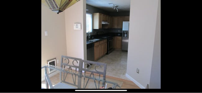 Building Photo - 8605 El Monte Ln NE
