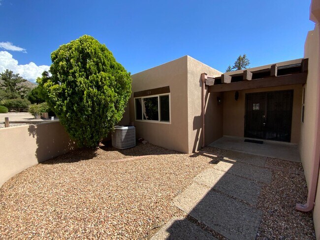Foto del edificio - 3 Bedroom Single Story Home Available Near...