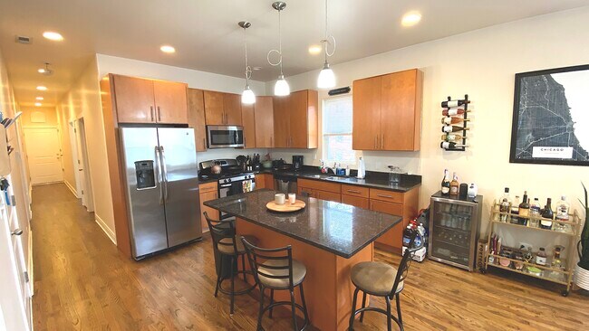 Foto del edificio - 2301 N Maplewood Ave