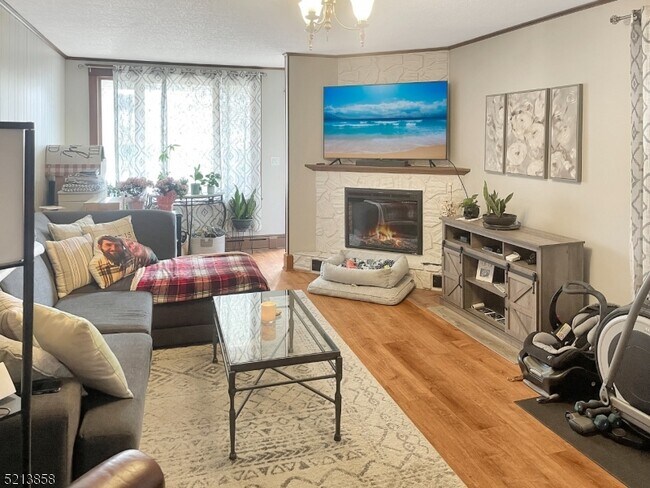 Building Photo - 353 Thomas St