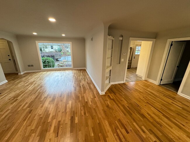 Building Photo - Fully Renovated 4 Bed Home w/ Fenced Backy...