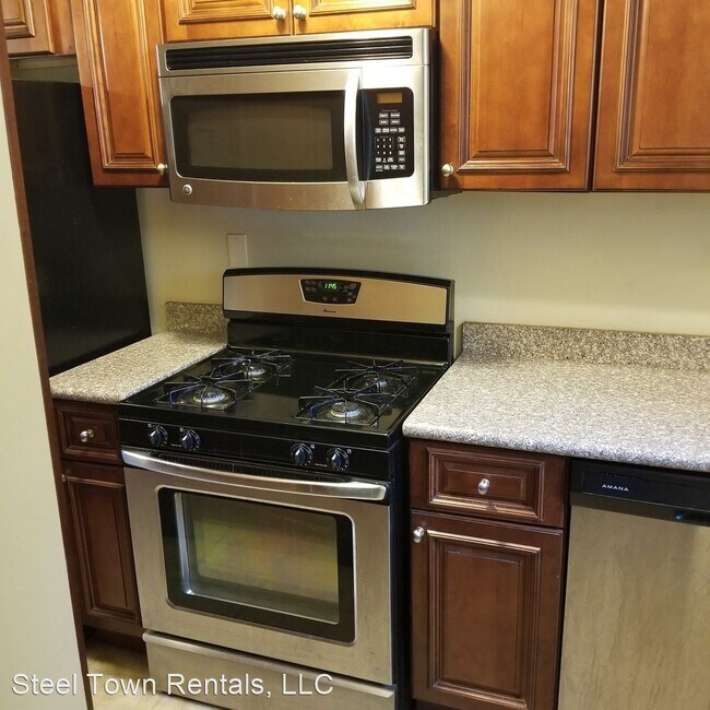 Building Photo - 2 br, 1.5 bath House - 247 Walnut St.