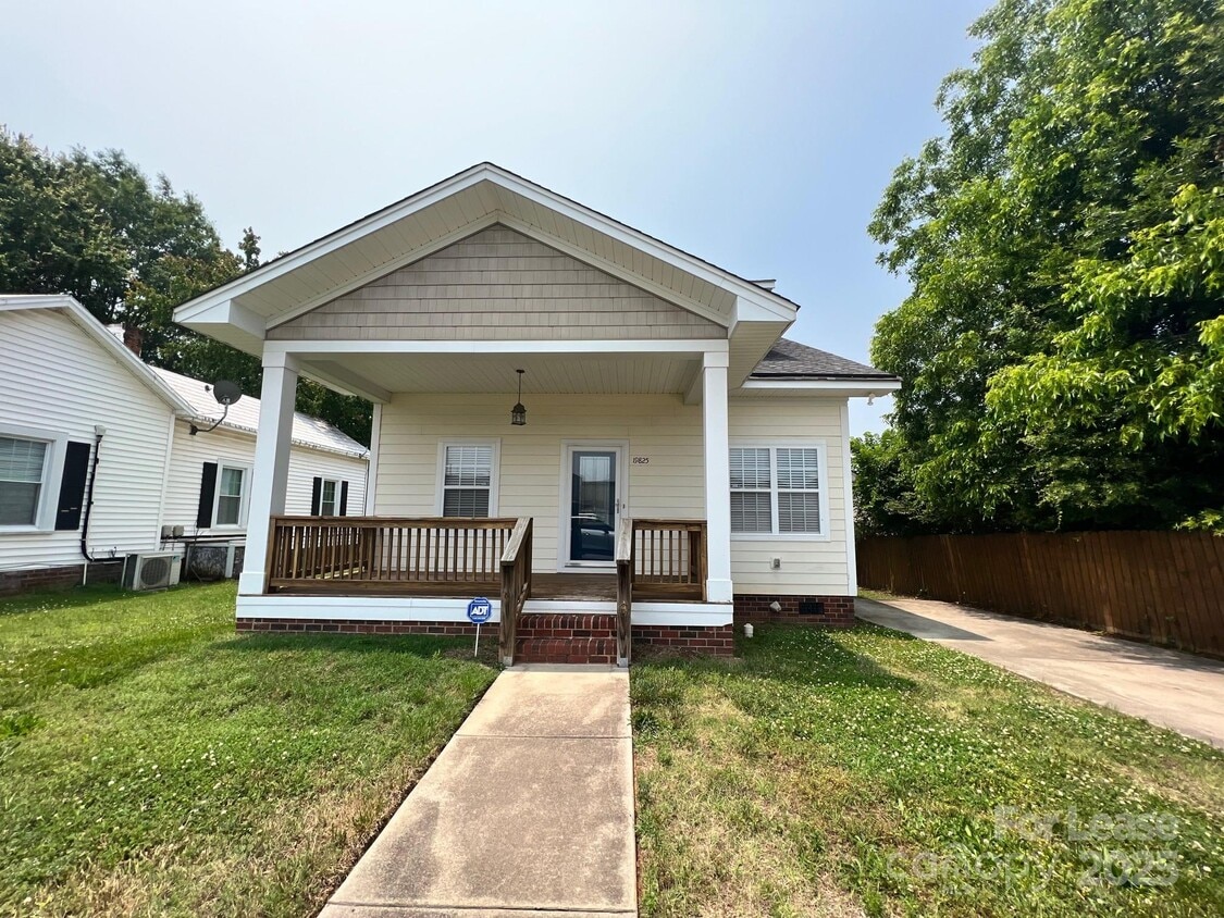 Foto principal - 19825 Mulberry St