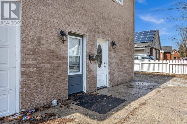 Building Photo - 52 Victoria Ave