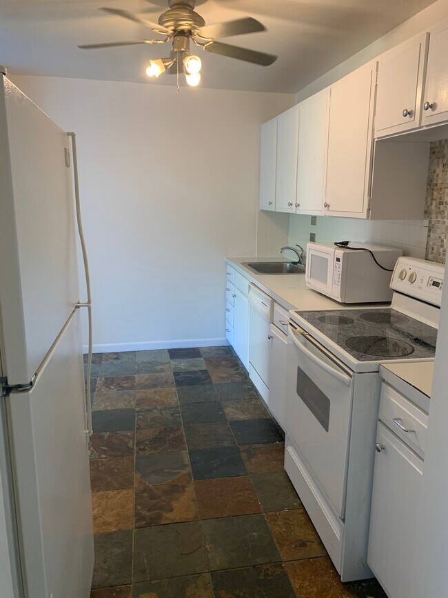 Kitchen - 5455 N Sheridan Rd