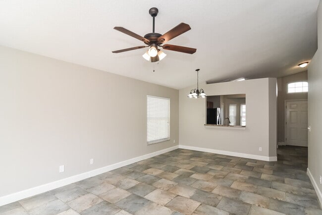 Building Photo - 2025 Donegan Pl