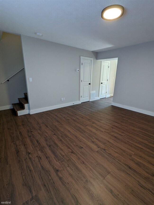 Foto del edificio - 2 br, 1.5 bath Townhome - 630 East Bain St...
