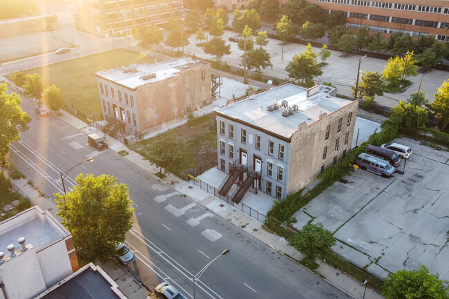 Building Photo - 2432 W Warren Blvd