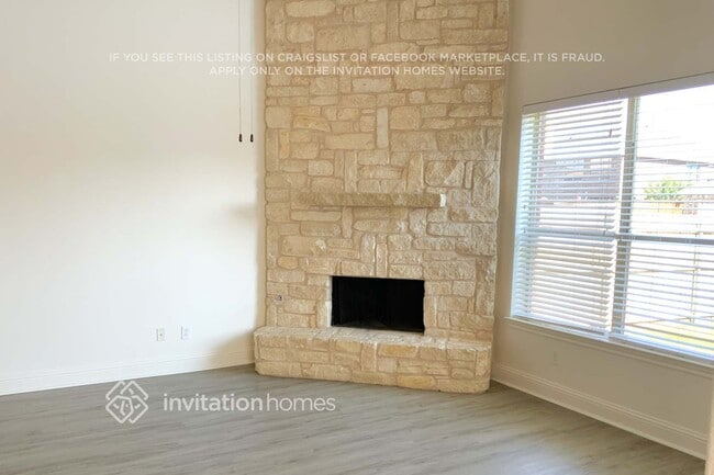 Building Photo - 721 W Talon Dr