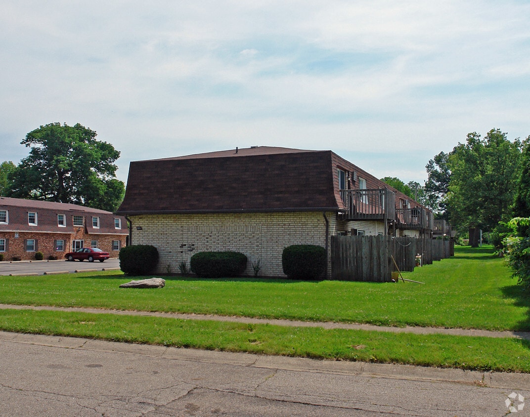 Building Photo - 990 Somerset Dr