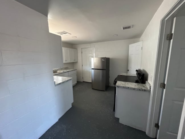 Building Photo - 1540 W Desert Cove Ave