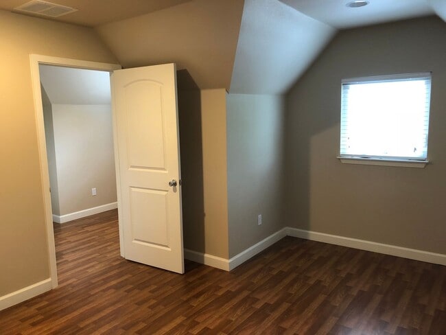 Foto del edificio - 4511 Depew Ave