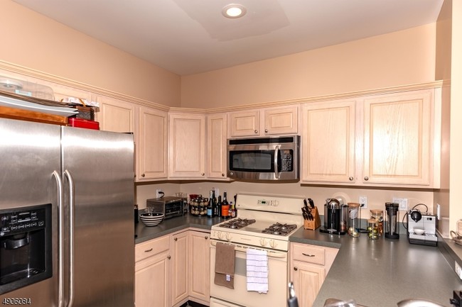 Building Photo - 303 Lilac Dr