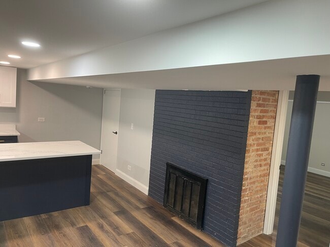 Building Photo - 945 N La Grange Rd
