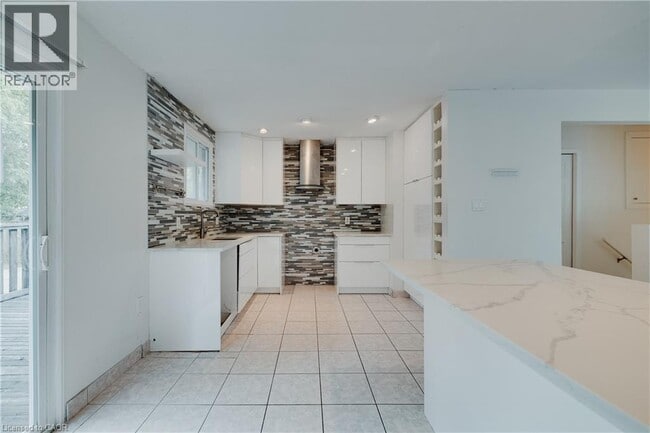 Building Photo - 595 Pioneer Dr