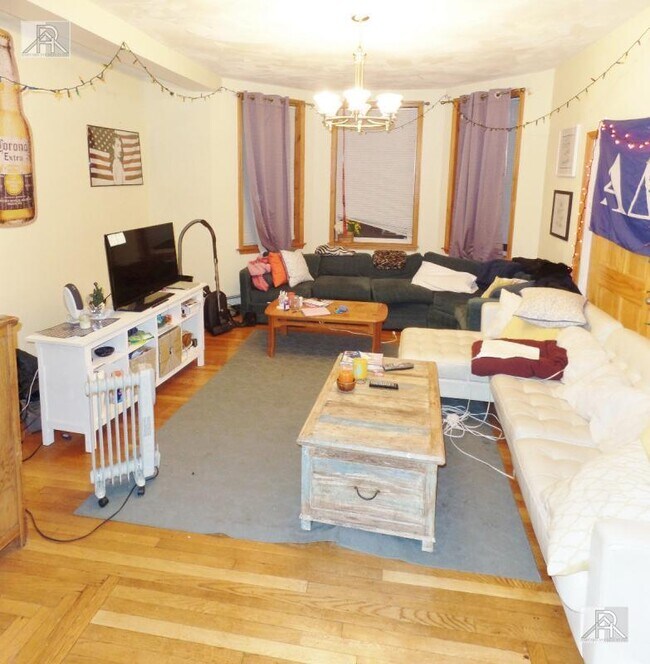 Building Photo - 5 bedroom in Brookline MA 02446