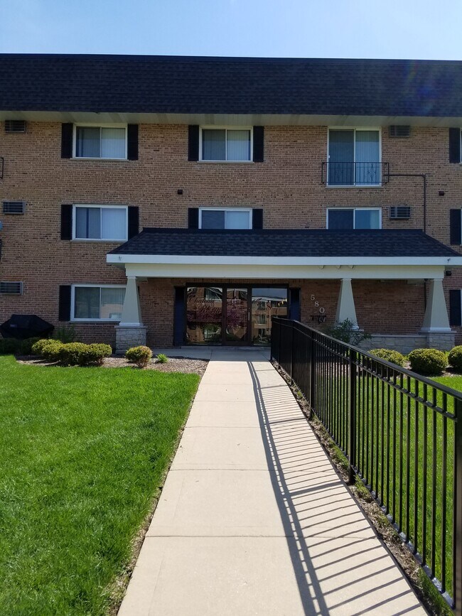Foto del edificio - 580 Lawrence Ave