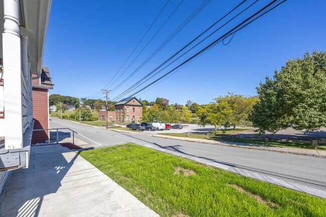 Foto del edificio - Available Now! Spacious 3-Bedroom Duplex in Griswold