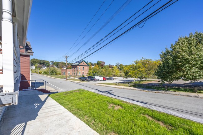 Building Photo - Available Now! Spacious 3-Bedroom Duplex in Griswold