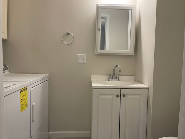 Building Photo - 14 Barton St