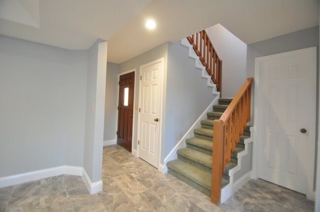 Foto del edificio - 10 Marina Point Pl