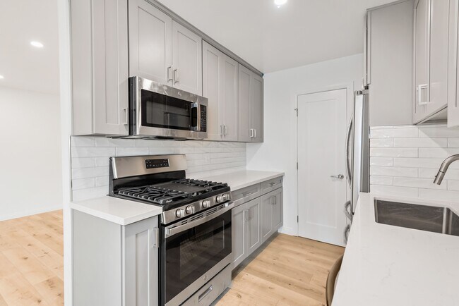 Building Photo - 1510 S St Andrews Pl