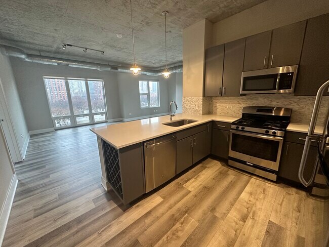 Building Photo - 751 S Clark St