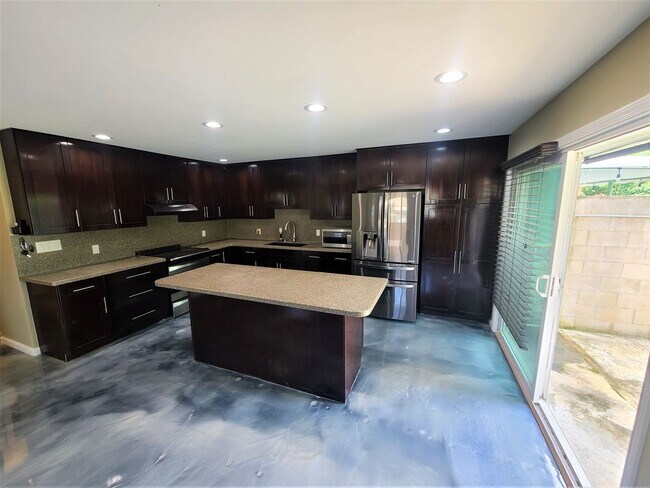 Foto del edificio - Beautifully remodeled!  3/2/2 Kahaluu cul de sac