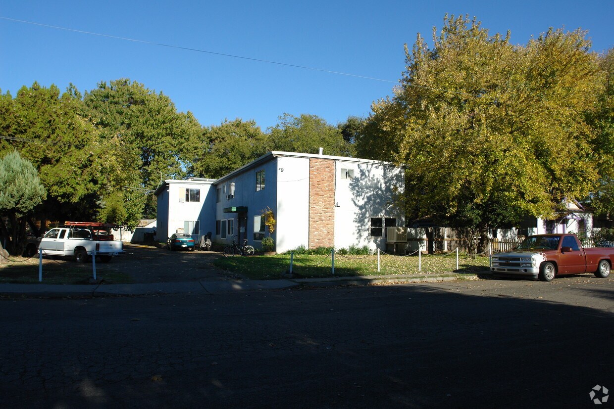 Primary Photo - 401 Hickory St