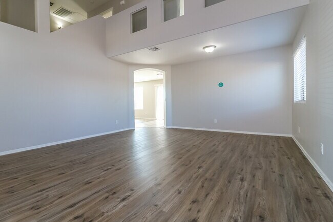 Foto del edificio - 17143 W Elizabeth Ave