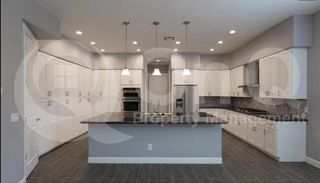 Building Photo - 1028 E Curry Rd