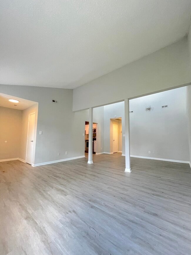 Building Photo - UPDATED 2BED/1BATH TOWNHOME IN TOWN CENTER...