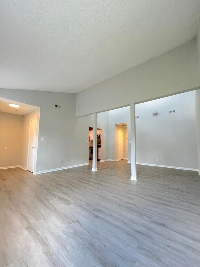 Foto del edificio - UPDATED 2BED/1BATH TOWNHOME IN TOWN CENTER...