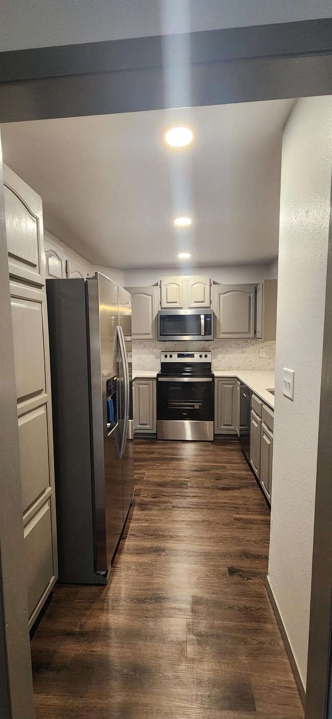 Building Photo - 3945 Fairway Hills Dr