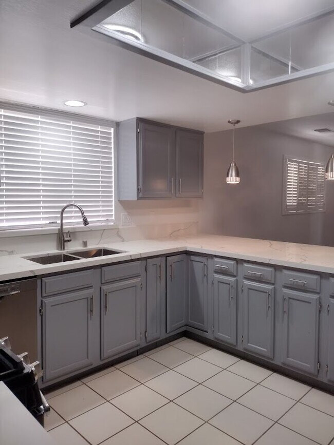 Building Photo - 3 Bed / 2 Bath Home with 2 Car Garage and ...