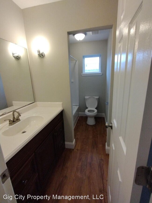 Building Photo - 2 br, 1 bath Duplex - 5904 Graston Ave 590...