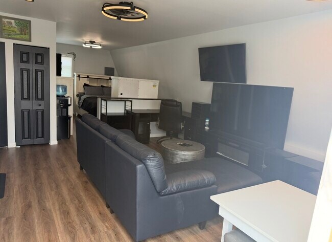 Foto del edificio - 119 Cloverhill Rd