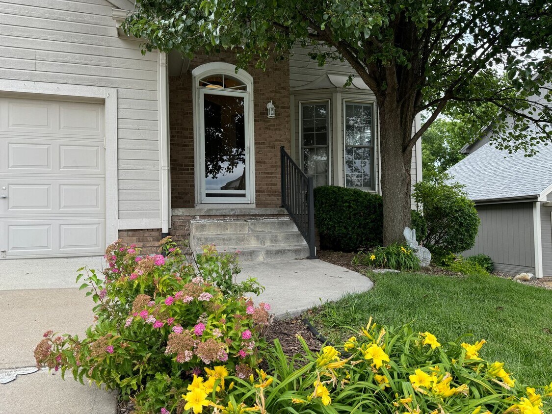 Primary Photo - Elkhorn Home For Rent In Quiet Neighborhood