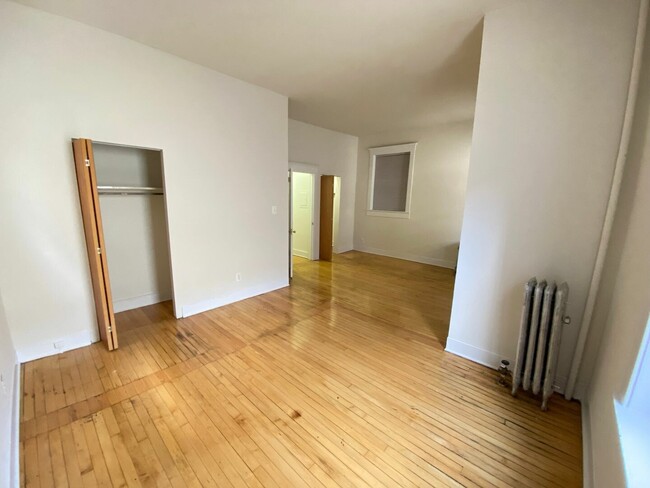 Building Photo - 3915 N Pine Grove Ave