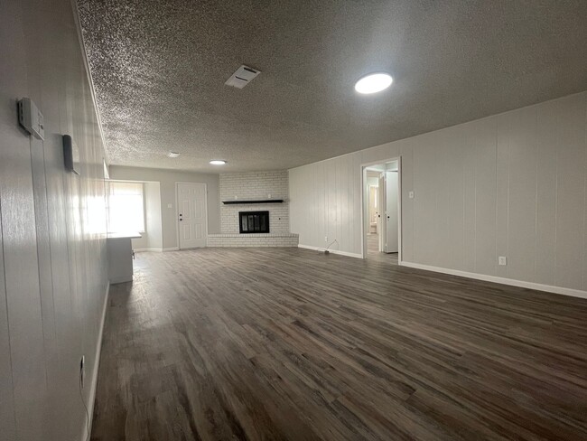 Building Photo - For Rent: Beautiful Remodeled 3 bedroom Ho...