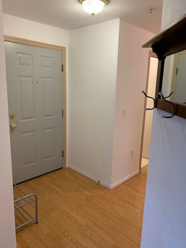 Foto del edificio - Spacious 3 bed 1.75 bath top floor unit in Des Moines