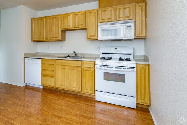 2HAB, 1BA - 908SF - The Drake and Anderson Court