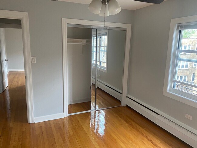 Foto del edificio - 7361 N Ridge Blvd