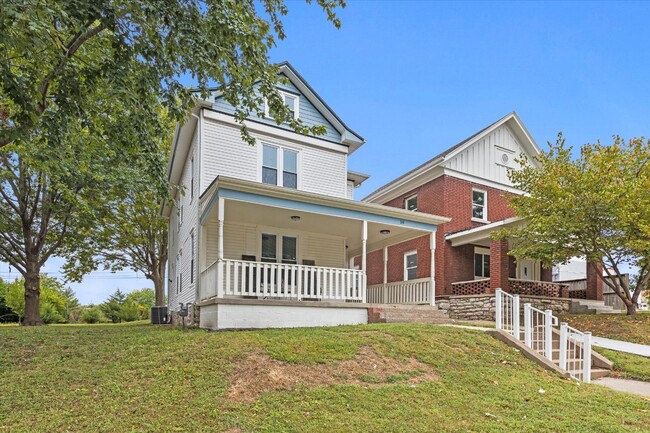 Building Photo - Stunning Fully Remodeled 2-Story Home in K...