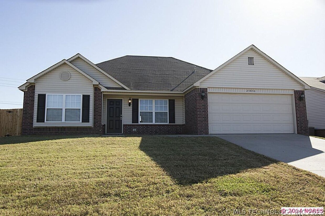 Foto principal - Beautiful 3 Bed 2 Bath Home with New Plank...
