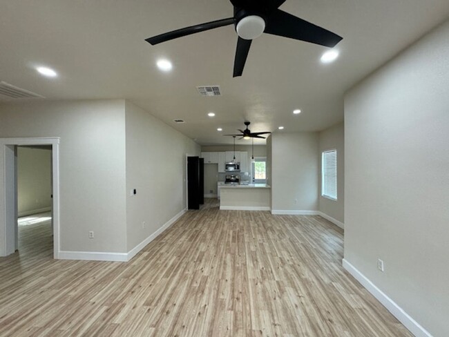 Foto del edificio - Ready For Move In - An Amazing 3/2 Modern ...