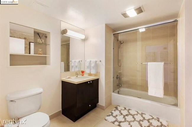 Foto del edificio - 1 br, 2 bath  - 1304 Saint Paul St